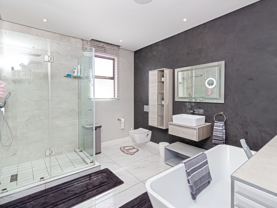6 Bedroom Property for Sale in Birdwood Estate North West